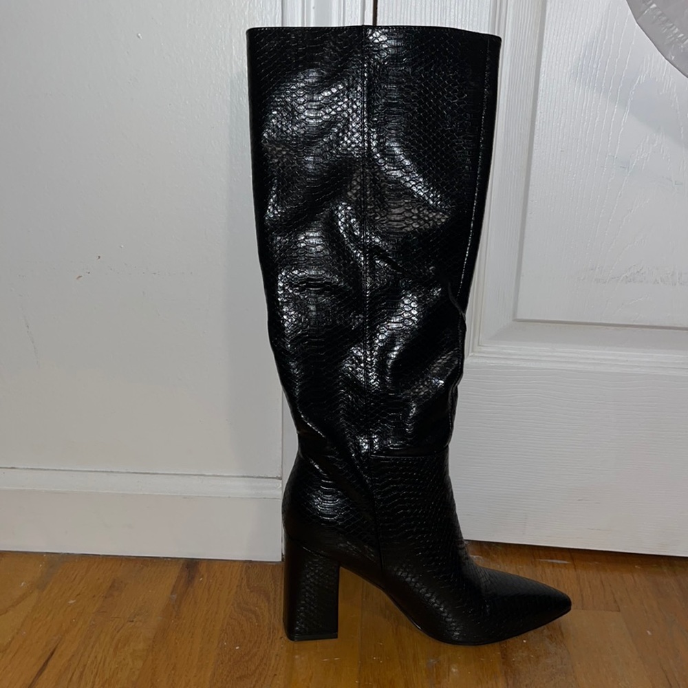 Snake skin print boots 🖤🖤